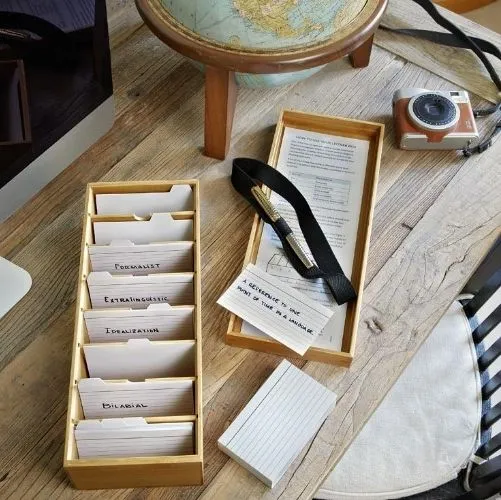 Carnet structuré et stylo — transparence et méthode